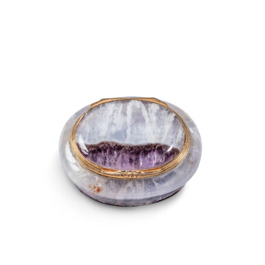 View full screen - View 1 of Lot 584. A gold-mounted amethystine quartz snuff box, Dresden, circa 1760.