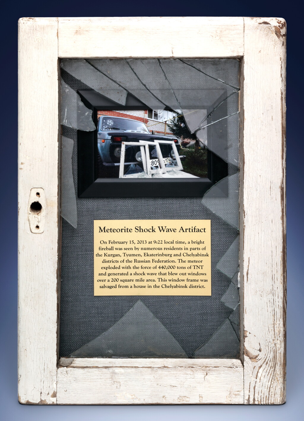 全萤幕检视 - 查看119Shattered Window From Chelyabinsk Meteorite Impact With Two Chelyabinsk Meteorites的1