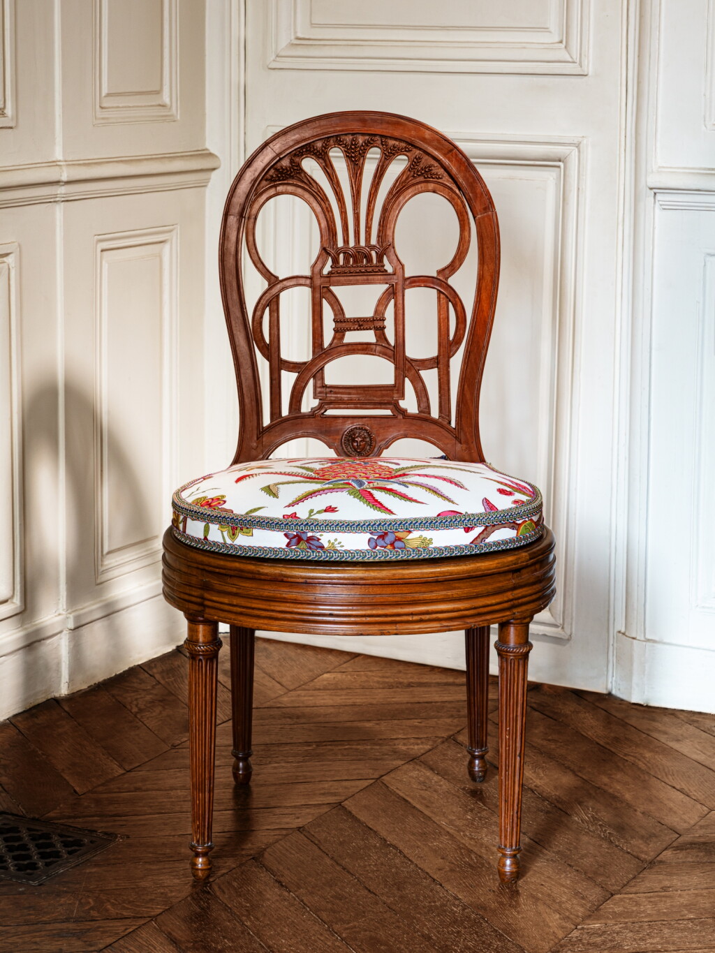 Voir en plein écran - Voir 1 du lot 25. Chaise à dossier plat en acajou finement sculpté d’époque Louis XVI, par Georges Jacob, vers 1787-1789, provenant probablement du boudoir de Marie-Antoinette au Hameau de la Reine à Versailles.