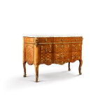 Commode à la grecque en placage de bois de rose, bois de violette, amarante et filets de houx et bronze doré, de la fin de l'époque Louis XV, vers 1775, attribuée à RVLC
