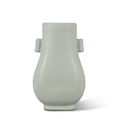 View full screen - View 1 of Lot 737. A Guan-type faceted vase (Fanghu), Seal mark and period of Qianlong | 清乾隆 仿官釉貫耳方壺 《大清乾隆年製》款.