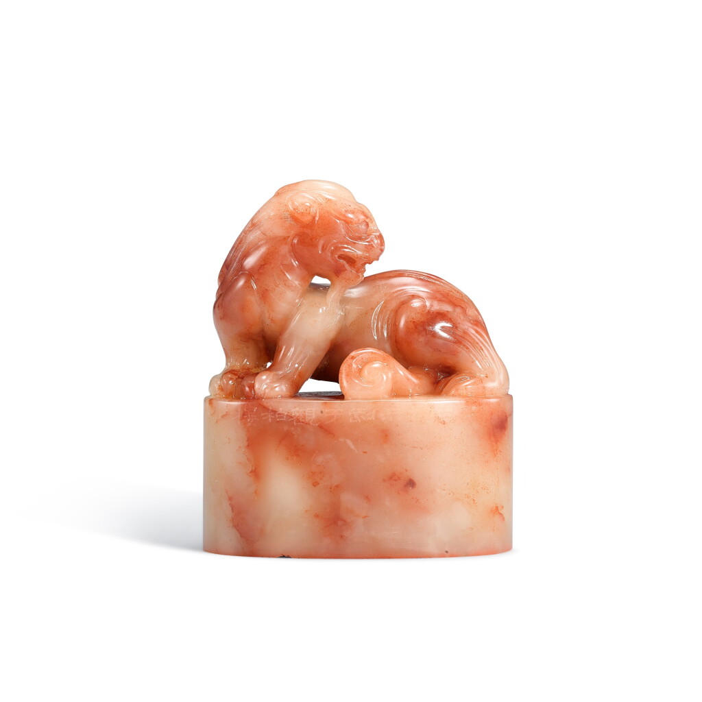 View full screen - View 1 of Lot 784. An inscribed Shoushan soapstone 'mythical beast' seal by Xu Yunshu, 20th century | 二十世紀 徐雲叔篆壽山紅芙蓉獸鈕「會意樂」印.