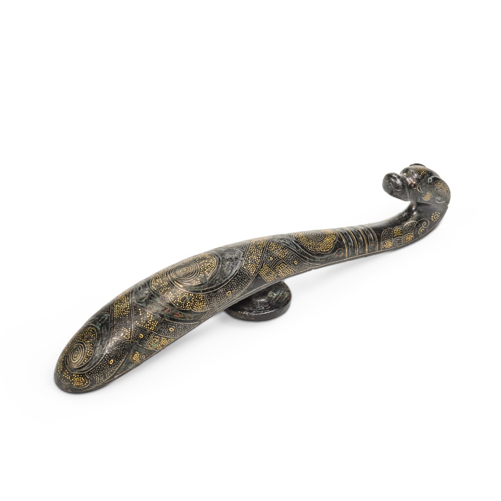 View full screen - View 1 of Lot 416. A gold and silver-inlaid bronze belt hook, Eastern Zhou dynasty, Warring States period | 東周 戰國 銅錯金銀龍首帶鉤.