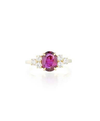 View full screen - View 1 of Lot 166. Bague rubis et diamants | Ruby and diamond ring.