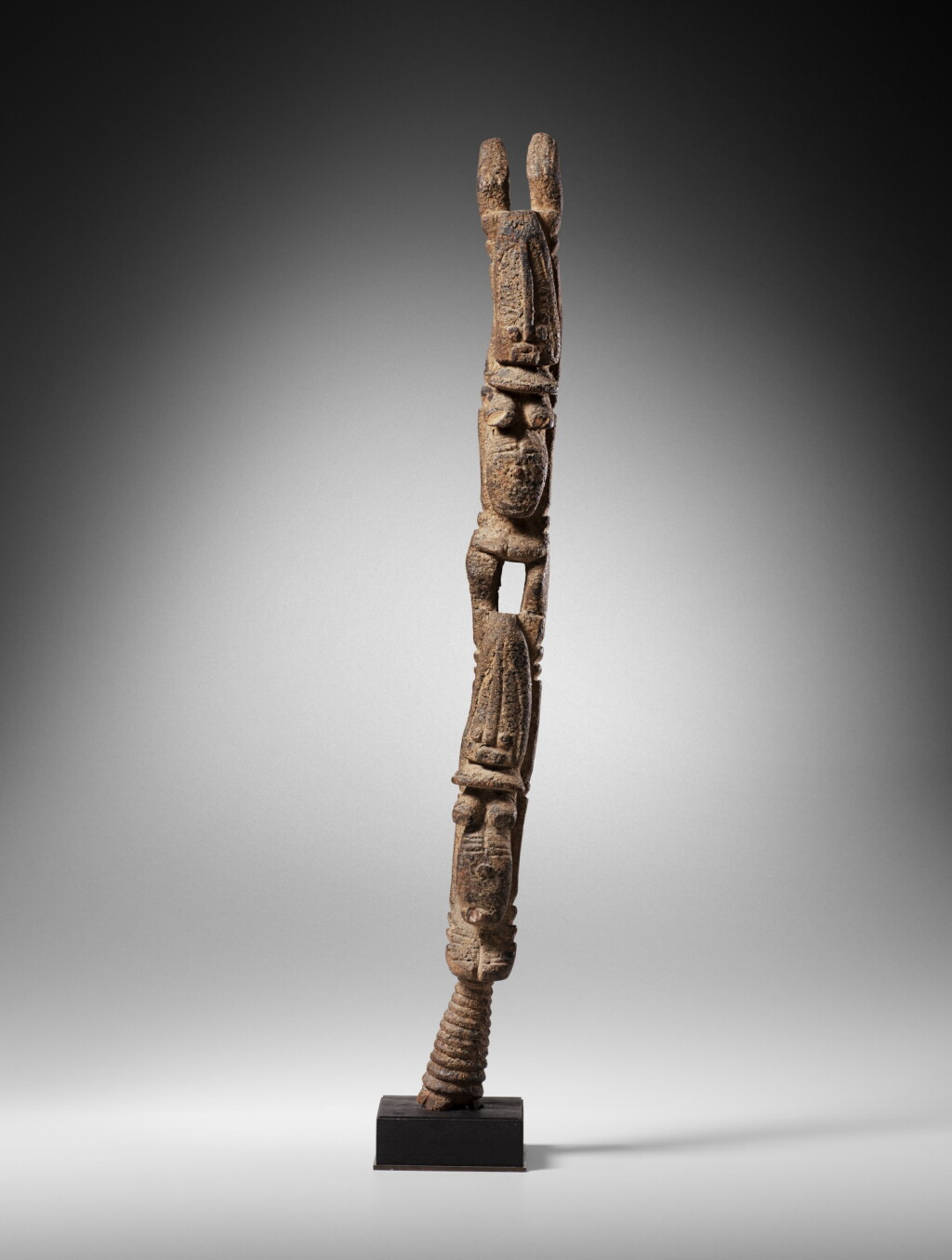 View full screen - View 1 of Lot 27. Statue double, Dogon / Komakan, Mali.