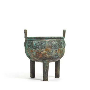 View full screen - View 1 of Lot 247. An archaic bronze ritual food vessel (Ding), Late Shang dynasty | 商末 青銅鼎.