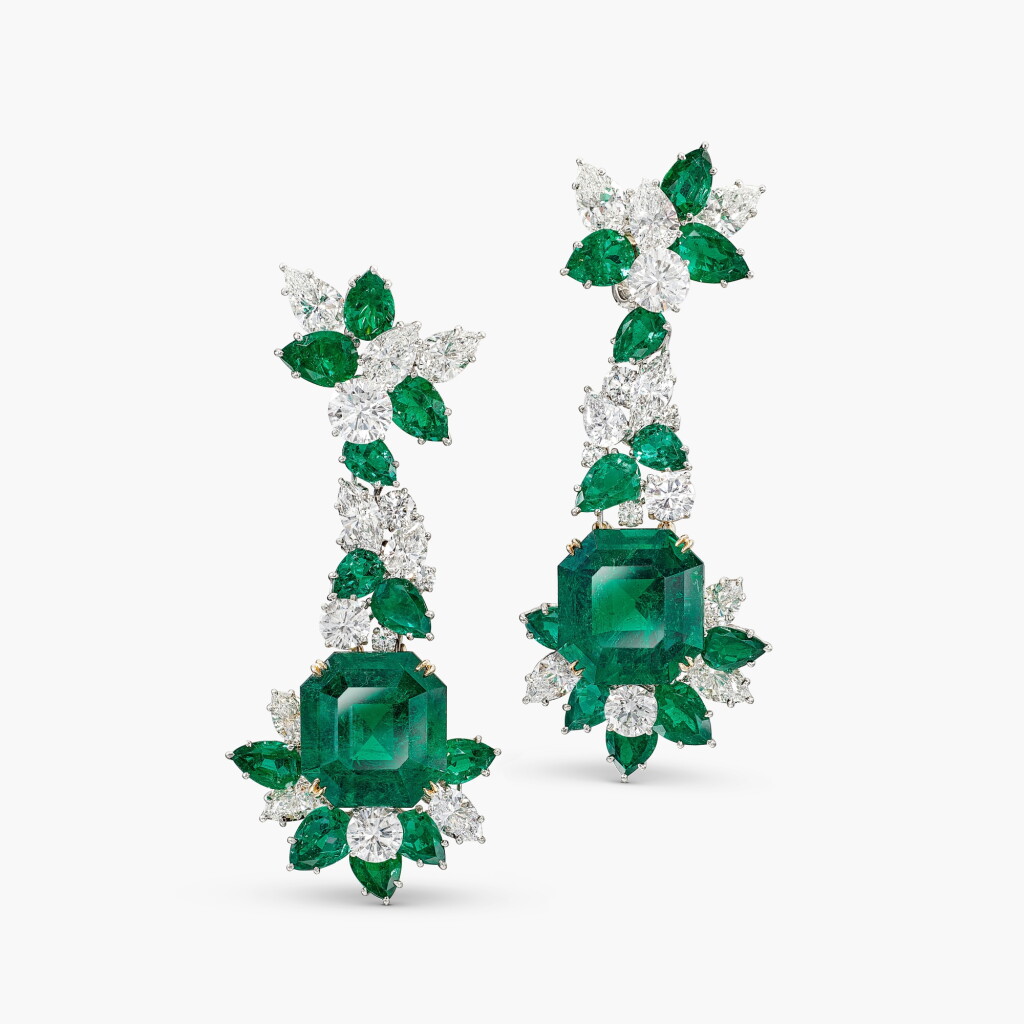 View full screen - View 1 of Lot 1793. A Rare Pair of Emerald and Diamond Earclips, Mount by Harry Winston | 罕有 21.60 及 21.11克拉 「哥倫比亞」祖母綠 配 鑽石 耳夾一對, 海瑞溫斯頓耳夾托.