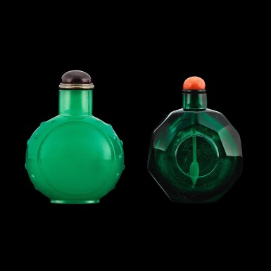 View full screen - View 1 of Lot 1030. Two green glass snuff bottles, Qing dynasty, 19th century | 清十九世紀 綠料鼻煙壺一組兩件.