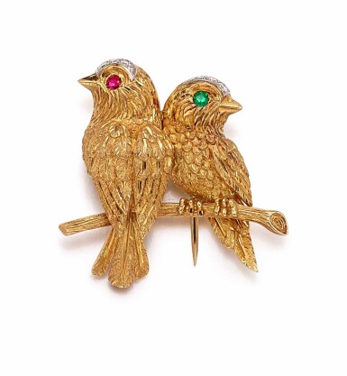 View full screen - View 1 of Lot 1241. CARTIER | ‘LOVEBIRD’ GOLD, RUBY, EMERALD AND DIAMOND CLIP BROOCH 卡地亞 | ‘LOVEBIRD’ 18K黃金, 紅寶石 配 祖母綠 及 鑽石 別針.