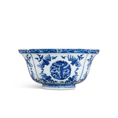 View full screen - View 1 of Lot 3340. A blue and white 'dragon medallion' lobed bowl, Qing dynasty, Kangxi - Yongzheng period | 清康熙至雍正 青花團龍葵口盌 《大明成化年製》仿款.
