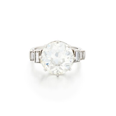 View full screen - View 1 of Lot 724. Bague diamants | Diamond ring.