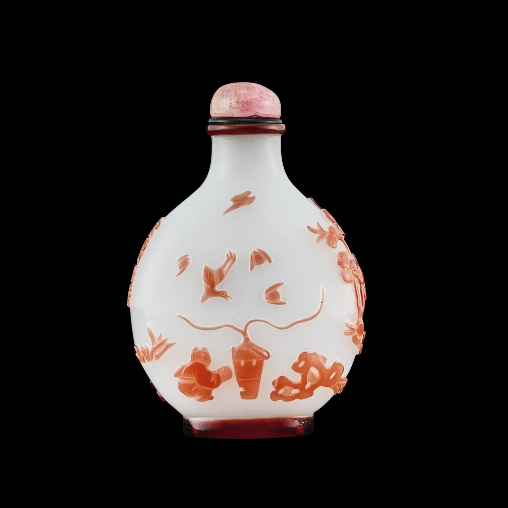 View full screen - View 1 of Lot 1048. An inscribed red-overlay glass snuff bottle, Yangzhou school, Qing dynasty, 19th century | 清十九世紀 揚州作涅白地套紅料童子烹茶圖鼻煙壺.