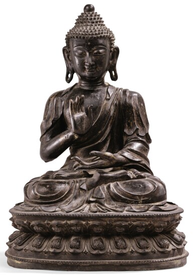 View full screen - View 1 of Lot 144. GRANDE ET RARE STATUETTE DE BOUDDHA EN BRONZE DYNASTIE MING, XVIE SIÈCLE | 明十六世紀 鎏金銅佛坐像 | A large and rare bronze figure of Buddha, Ming Dynasty, 16th century .