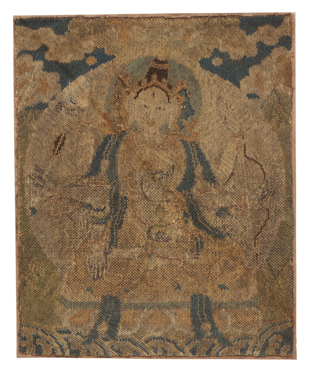 Voir en plein écran - Voir 1 du lot 26. A RARE WOVEN AND EMBROIDERED SILK BUDDHIST FRAGMENT, LATE MING DYNASTY | 晚明 織繡尊勝佛母.