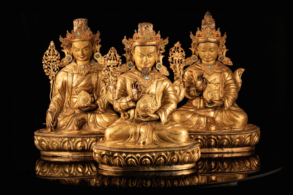 View full screen - View 1 of Lot 40. Exceptionnel ensemble de trois figures de rois tibétains, Songsten Gampo, Trisong Detsen et Ralpacen, alliage de cuivre doré et repoussé Tibet, ca. 1800 | 西藏 約1800年 鎏金銅合金嵌寶吐蕃三大法王松贊干布、赤松德贊、赤祖德贊坐像 | An exceptionally rare group of three gilt-copper-alloy and repoussé figures of the Three Great Kings of Tibet, Tibet, ca 1800.