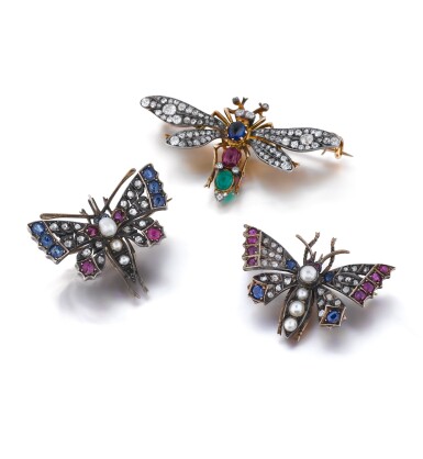 View full screen - View 1 of Lot 435. Trois broches | Three brooches .