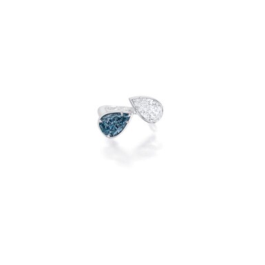 View full screen - View 1 of Lot 1787. FANCY GREY-BLUE DIAMOND AND DIAMOND RING 3.18卡拉 梨形 彩灰藍色 VS2淨度 鑚石 配 2.61卡拉 梨形 足色 VVS1淨度 鑽石 戒指.