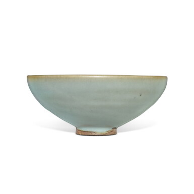 View full screen - View 1 of Lot 779. A large 'Jun' blue-glazed bowl, Northern Song dynasty | 北宋 鈞窰天藍釉大盌.