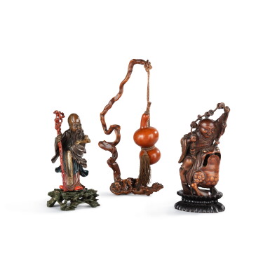 View full screen - View 1 of Lot 313. A group of three wood carvings, possibly Qing dynasty, 19th century | Ensemble de trois statuettes en bois, probablement dynastie Qing, XIXe siècle.
