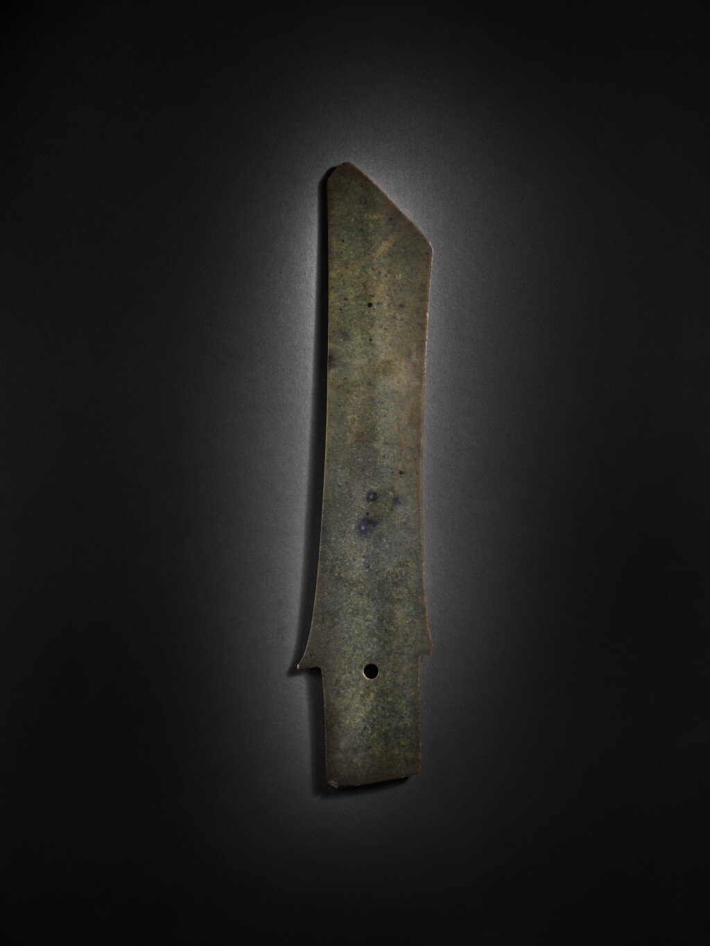 View full screen - View 1 of Lot 201. A rare archaic dark green jade ceremonial blade (Yazhang), Late Neolithic period | 新石器時代末 玉牙璋.