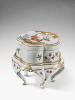 An extremely rare Meissen Kakiemon toilet box and cover on stand, Circa 1730