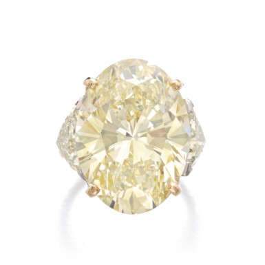View full screen - View 1 of Lot 221. Fancy light yellow diamond ring | 淡彩黃色鑽石戒指.