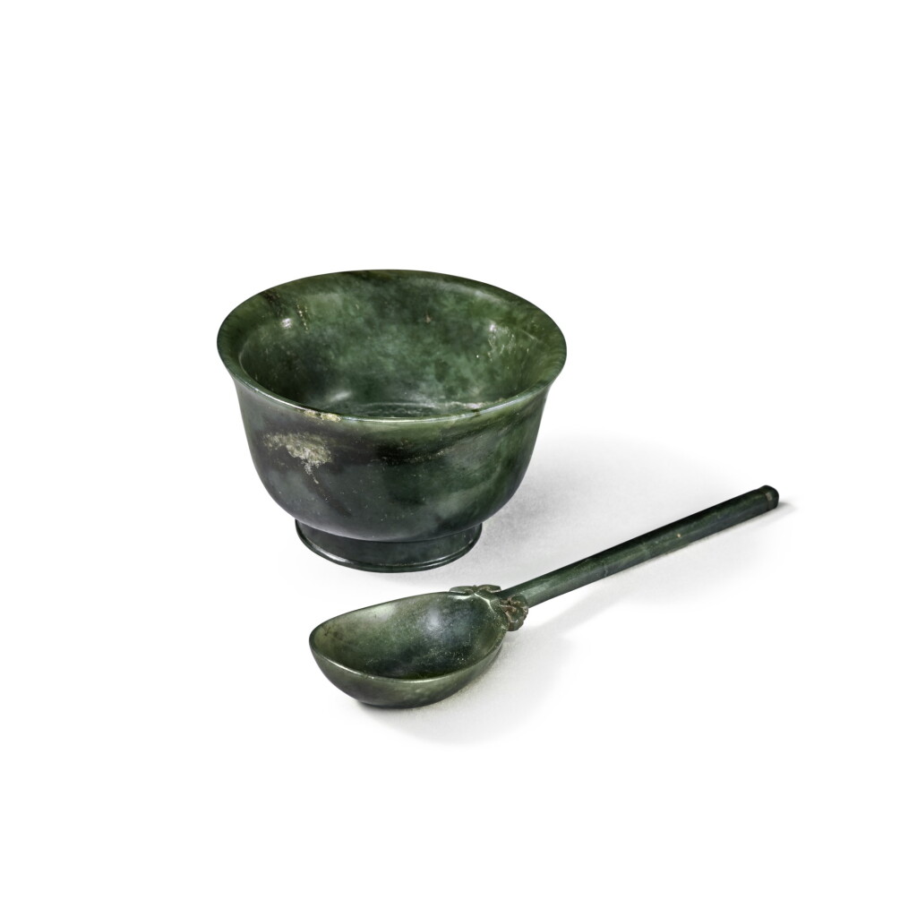 View full screen - View 1 of Lot 17. A spinach-green jade bowl and spoon, Qing dynasty, Qianlong period | 清乾隆 碧玉盌及勺 盌:《大清乾隆年製》款.