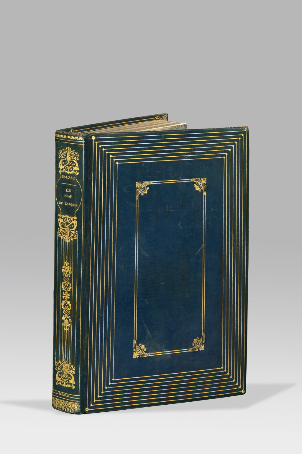 View full screen - View 1 of Lot 4. BALZAC. La Peau de chagrin. 1838. 1er tirage. Elégante reliure doublée de soie gaufrée argentée..