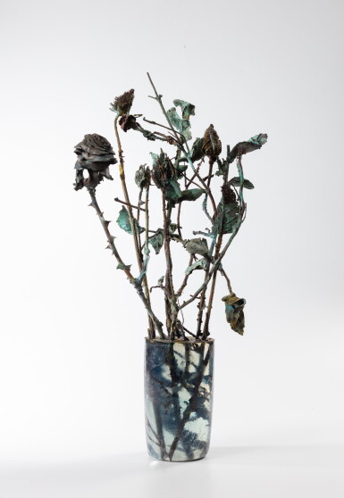 View full screen - View 1 of Lot 27. Vase avec roses et chardons.