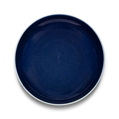 View full screen - View 1 of Lot 17. Grand plat en porcelaine monochrome bleu Dynastie Qing, XVIIIE siècle | 清十八世紀 灑藍釉圓盤 | A large sacrificial blue-glazed charger, Qing Dynasty, 18th century.