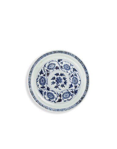 View full screen - View 1 of Lot 5037. A fine and rare blue and white dish, Ming dynasty, Hongwu period | 明洪武 青花牡丹菊紋折沿盤.