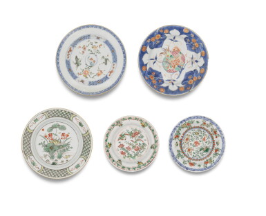View full screen - View 1 of Lot 113. A group of five famille-verte dishes, Qing dynasty, Kangxi period | 清康熙 五彩花卉紋盤一組五件.