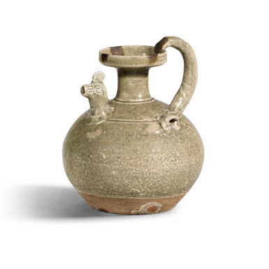 View full screen - View 1 of Lot 353. A YUE CELADON-GLAZED CHICKEN-HEAD EWER, EASTERN JIN DYNASTY, CIRCA 4TH CENTURY | 東晉 四世紀 綠窰釉雞首壺.