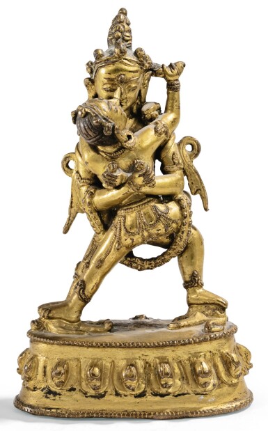 View full screen - View 1 of Lot 15. STATUETTE DE CHAKRASAMVARA EN ALLIAGE DE CUIVRE DORÉ TIBET, XIVE-XVE SIÈCLE | 西藏 十四至十五世紀 鎏金銅合金勝樂金剛立像 | A gilt-copper alloy figure of Chakrasamvara, Tibet, 14th/15th century.
