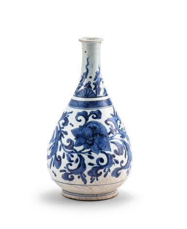 View full screen - View 1 of Lot 242. Vase bouteille en porcelaine bleu blanc Japon, Arita, époque Edo, XVIIE-XVIIIE siècle |日本 有田町 江戶時期 十七至十八世紀 青花花卉紋瓶 | An Arita blue and white bottle vase, Japan, Edo period, 17th-18th century.