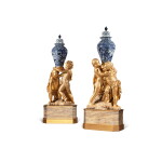 Paire de sellettes porte-vases dites « reggivaso » en bois redoré du nord de l’Italie, Gênes, seconde moitié du XVIIIe siècle, dans le style de Francesco Ravaschio (1743-1820) et Nicolò Traverso (1745-1823), accompagnée d’une paire de vases en porcelaine d’Arita, époque Edo (1603-1868)