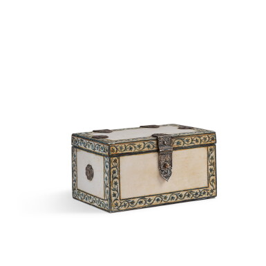 View full screen - View 1 of Lot 245. A miniature ivory casket, silver mounts, Anglo-Indian, probably Vizagapatam, late 18th century | Petit coffret miniature en ivoire naturel, teinté et gravé, les montures en argent, travail anglo-indien, probablement Vizagapatam, fin du XVIIIe siècle.