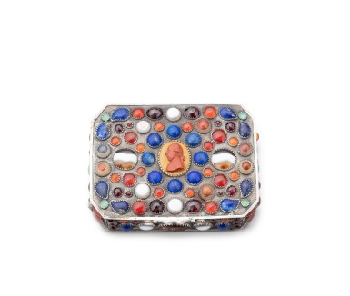 View full screen - View 1 of Lot 5. A rectangular parcel-gilt silver box with cabochons and cameo, probably Austria-Hungary, circa 1870 | Boîte rectangulaire en argent et vermeil sertie de cabochons et camée, probablement Autriche-Hongrie, vers 1870.