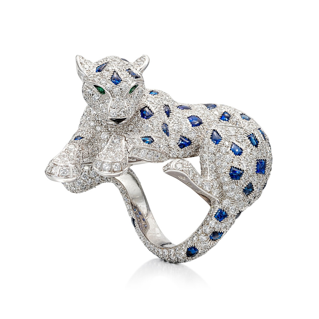 View full screen - View 1 of Lot 1351. SAPPHIRE, EMERALD AND ONYX AND DIAMOND ‘PANTHÈRE’ RING | 卡地亞 | 藍寶石 配 祖母綠 及 縞瑪瑙 及 鑽石 ‘PANTHÈRE’ 戒指.