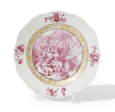 View full screen - View 1 of Lot 52. A famille rose 'Hommage to the city of Batavia' plate, Chine, Qing dynasty, circa 1740-50 | Très rare assiette de la famille rose Chine, dynastie Qing, époque Qianlong, vers 1740-50.