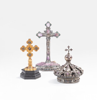 View full screen - View 1 of Lot 142. A silver with semi-precious stones cross, late 19th century | Croix en argent et incrustation de pierres semi-précieuses, fin XIXème siècle.