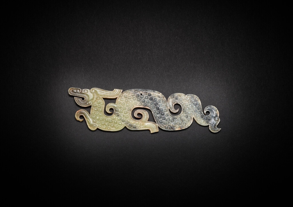 Voir en plein écran - Voir 1 du lot 3820. A greyish-celadon jade 'dragon' pendant, Eastern Zhou dynasty, Warring States period | 東周戰國 青灰玉龍形珮.