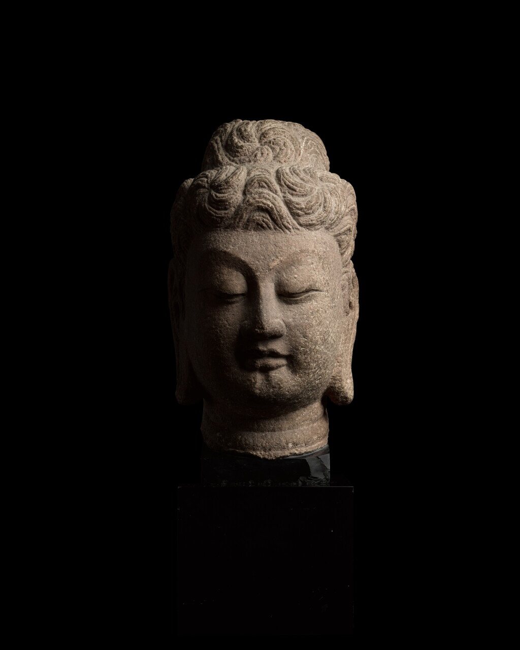 View full screen - View 1 of Lot 3814. An important sandstone head of Buddha, Tang dynasty, late 7th - early 8th century | 唐七世紀末至八世紀初 砂岩石雕佛首.