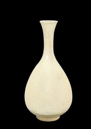 View full screen - View 1 of Lot 2012. A white-glazed vase, yuhuchunping Jin dynasty | 金 白釉玉壺春瓶.