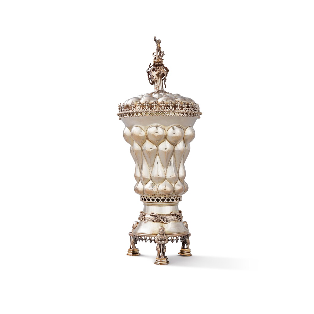 Voir en plein écran - Voir 1 du lot 105. A silver cup with lid, probably German, 19th century | Grande coupe couverte en vermeil, probablement Allemagne vers 1880.