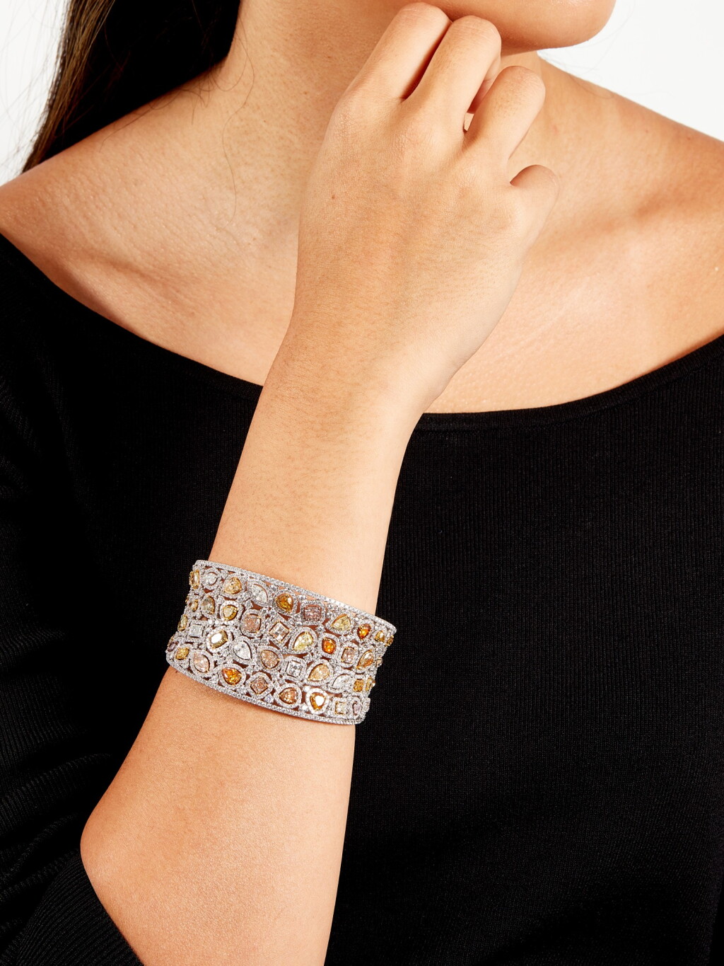 View full screen - View 1 of Lot 1644. Coloured Diamond and Diamond Bangle | 彩色鑽石 配 鑽石 手鐲.