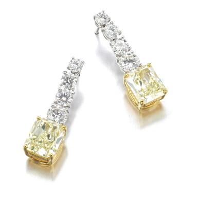View full screen - View 1 of Lot 8. GRAFF | PAIR OF DIAMOND PENDENT EARRINGS.