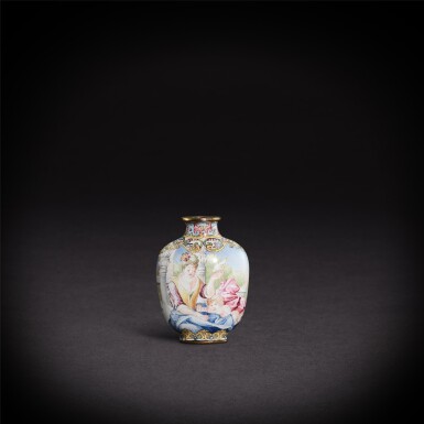 View full screen - View 1 of Lot 3417. An imperial Beijing enamel 'European figures' snuff bottle, Mark and period of Qianlong | 清乾隆 銅胎畫琺瑯西洋人物畫鼻煙壺 《乾隆年製》款.