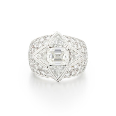 View full screen - View 1 of Lot 846. Bague diamants | Diamond ring.