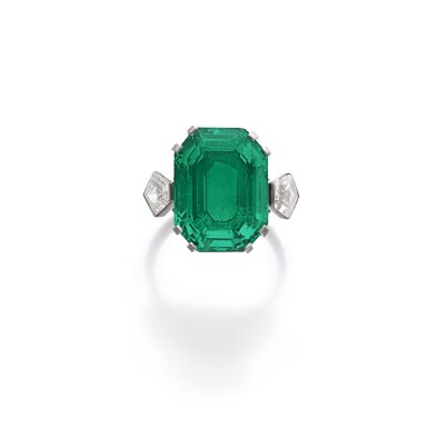 View full screen - View 1 of Lot 530. Emerald and diamond ring | 祖母綠及鑽石戒指.